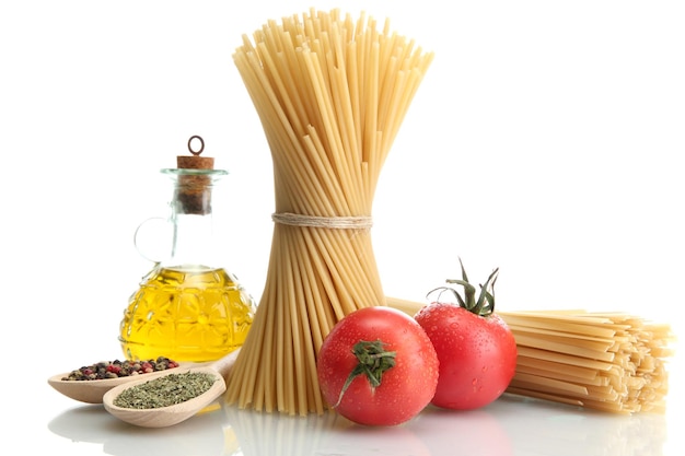 Pasta espaguetis tomates y aceite aislado en blanco