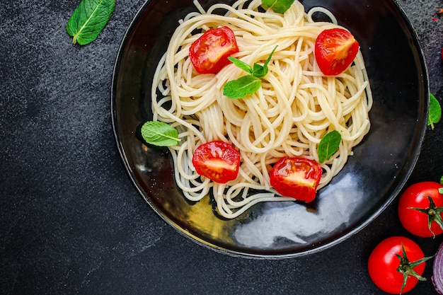 Pasta de espaguetis con verduras tomate comer plato