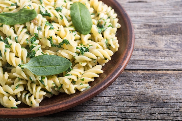 Pasta con espinacas tiernas fondo de comida italiana