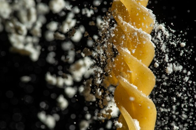 Pasta espiral de cerca en negro