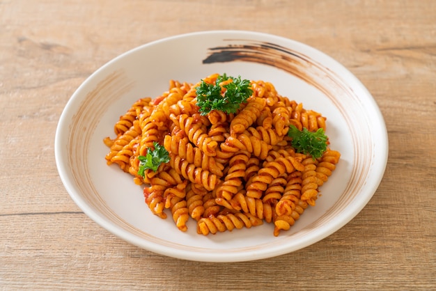 pasta en espiral o spirali con salsa de tomate y perejil - estilo italiano