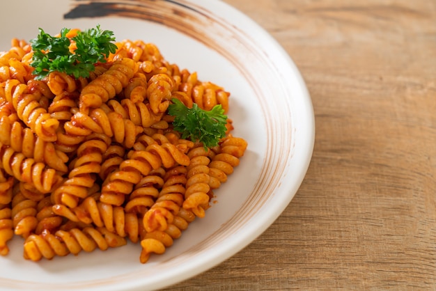 pasta en espiral o spirali con salsa de tomate y perejil