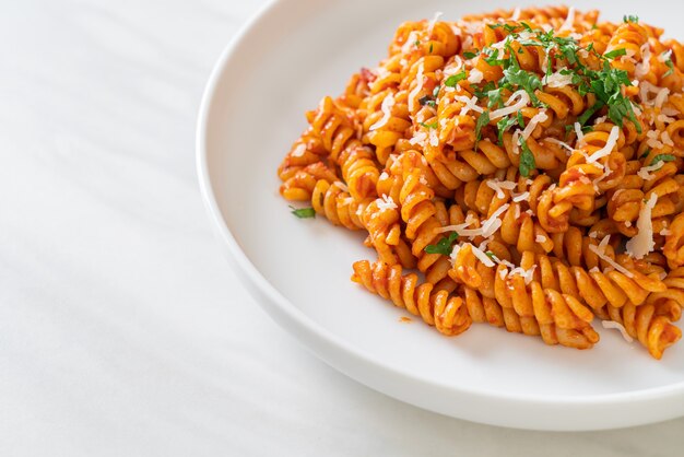 pasta en espiral o spirali con salsa de tomate y queso. Estilo de comida italiana