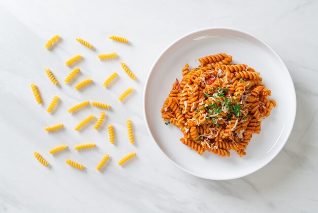 pasta en espiral o spirali con salsa de tomate y queso. Estilo de comida italiana