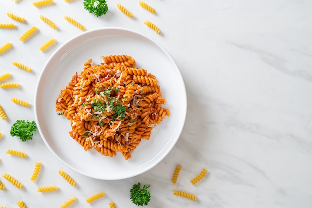 pasta en espiral o spirali con salsa de tomate y queso - estilo italiano