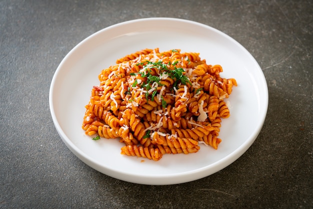 pasta en espiral o spirali con salsa de tomate y queso - estilo italiano