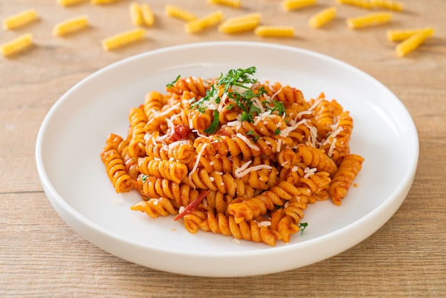 pasta en espiral o spirali con salsa de tomate y queso