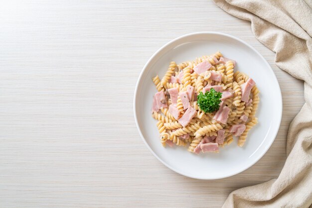 Pasta espiral con salsa de crema de champiñones y jamón