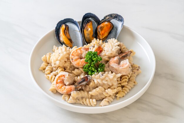 Pasta espiral con salsa de crema de champiñones y mariscos - estilo italiano