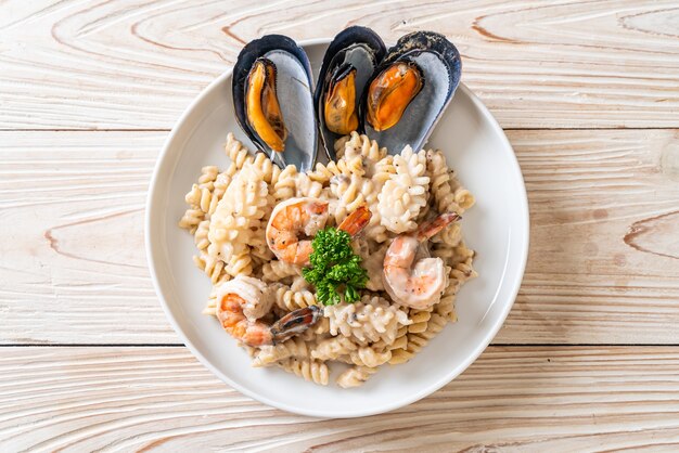 Pasta espiral con salsa de crema de champiñones y mariscos - estilo italiano