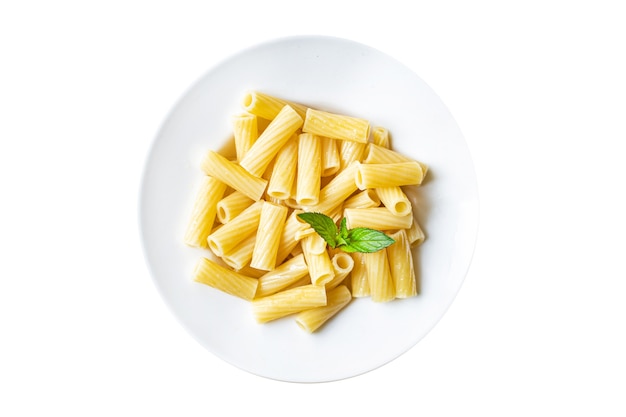 La pasta está lista para comer macarrones ziti o penne plato principal cocina italiana en la mesa