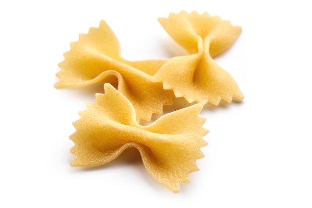 Pasta, farfalle aislado en blanco, trazado de recorte