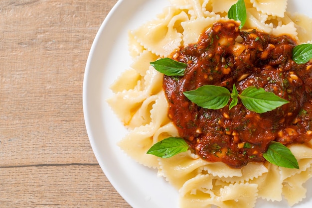 pasta farfalle con albahaca y ajo en salsa de tomate