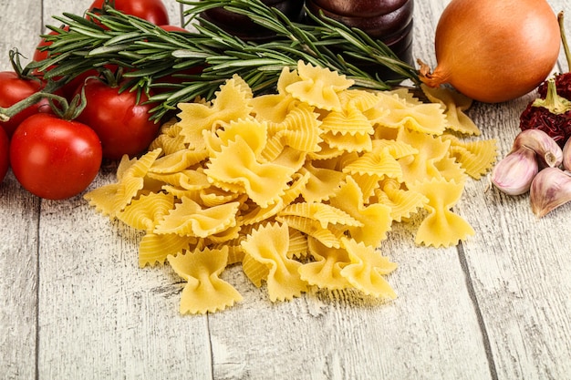 Foto pasta farfalle italiana cruda para cocinar