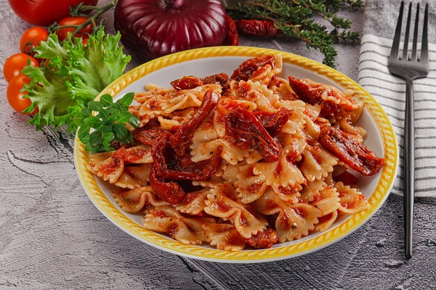 Pasta Farfalle mit trockener Tomate