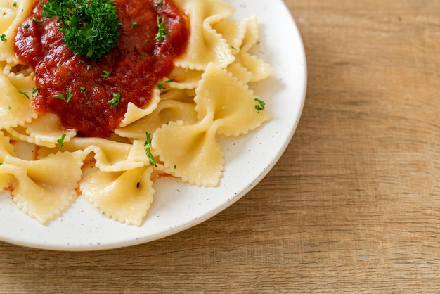 Pasta farfalle en salsa de tomate con perejil - estilo italiano