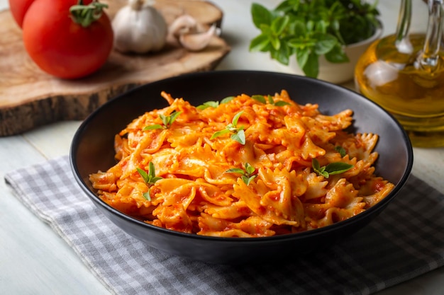 Pasta farfalle con salsa de tomate, salsa de tomate con pasta de pajarita (nombre turco; domatesli kelebek makarna)