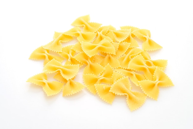 Pasta farfalle seca cruda aislada