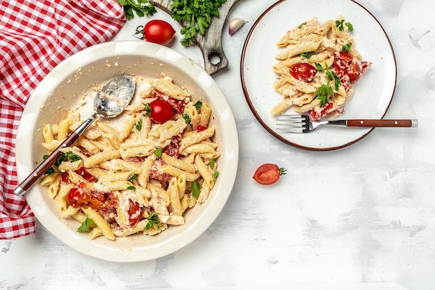 Pasta feta al horno con tomates cherry, hierbas de ajo