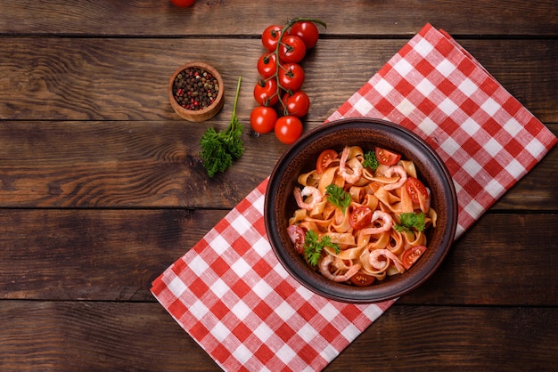 Pasta fettuccine con camarones, tomates cherry, salsa, especias y hierbas