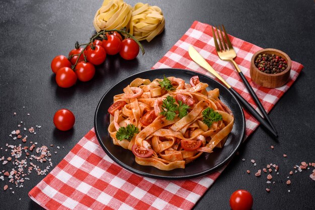 Pasta fettuccine con camarones, tomates cherry, salsa, especias y hierbas