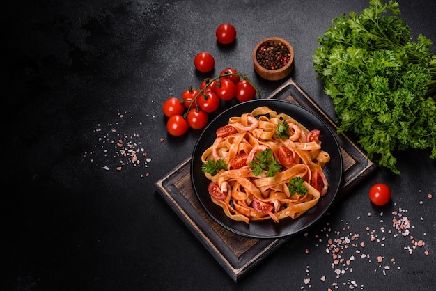 Pasta fettuccine con camarones, tomates cherry, salsa, especias y hierbas