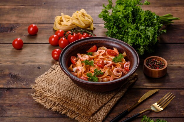 Pasta fettuccine con camarones, tomates cherry, salsa, especias y hierbas