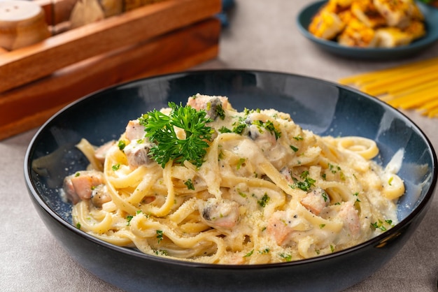 pasta fettuccine casera con salsa de crema blanca