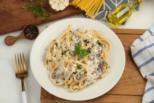 Foto pasta de fettuccine casera con salsa de setas cremosa al estilo de la comida italiana