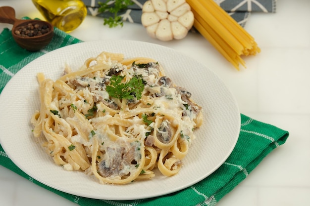 Pasta de fettuccine casera con salsa de setas cremosa al estilo de la comida italiana