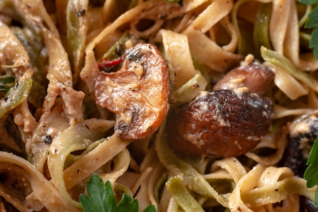 Pasta fettuccine italiana casera con pasta de champiñones alfredo con salsa de crema en el plato negro c