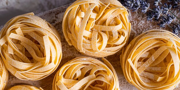 Pasta fettuccine italiana clásica hecha en casa según recetas tradicionales italianas