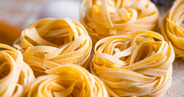 Pasta fettuccine italiana clásica hecha en casa según recetas tradicionales italianas