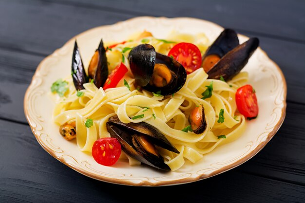 Pasta fettuccine de mariscos con mejillones. Comida mediterránea delicadeza.