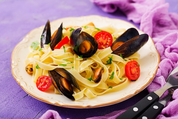 Pasta fettuccine de mariscos con mejillones. Comida mediterránea delicadeza.