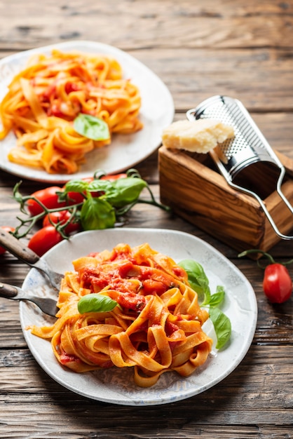 Pasta Fettuccine mit Tomaten und Basilikum