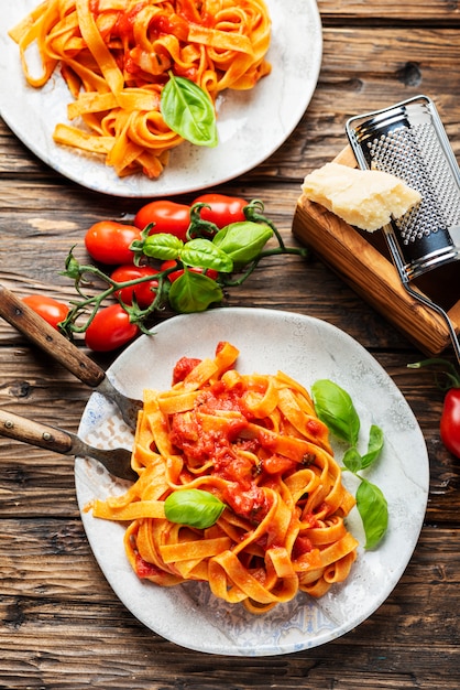 Pasta Fettuccine mit Tomaten und Basilikum