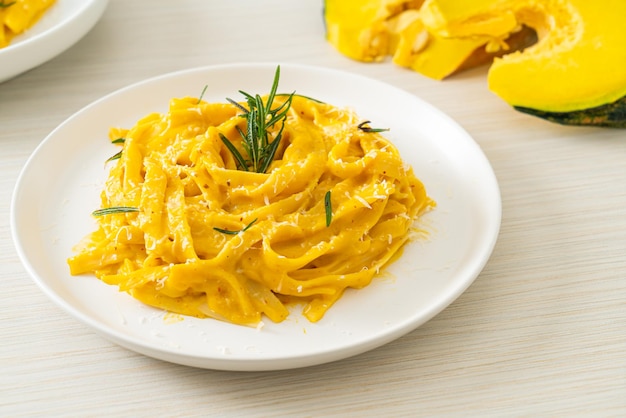 Pasta fettuccine con salsa cremosa de calabaza butternut