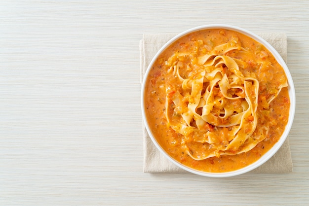 pasta fettuccine con salsa cremosa de tomate o salsa rosa