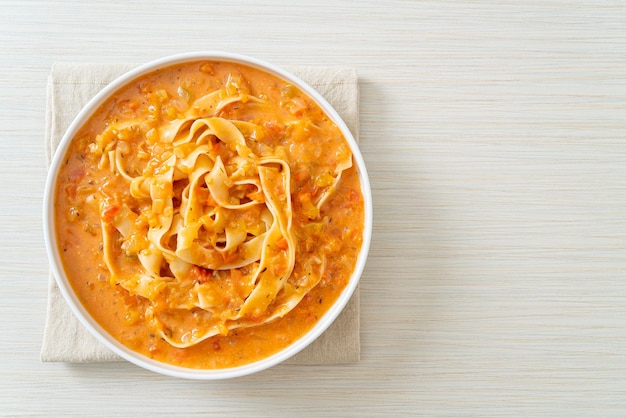 pasta fettuccine con salsa cremosa de tomate o salsa rosa