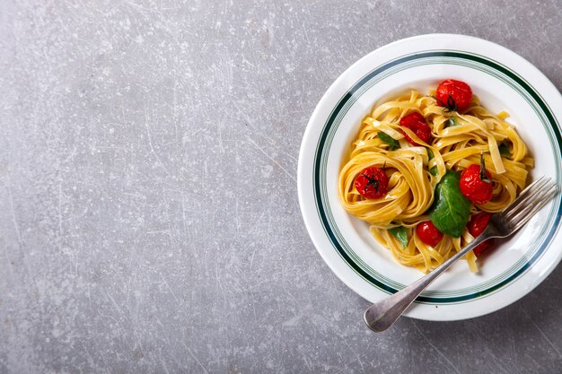 Pasta Fettuccine Con Tomate Cherry Y Albahaca