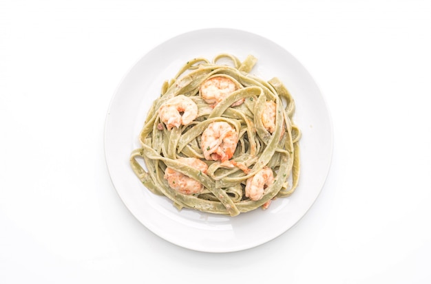 pasta fettuccini de espinacas con camarones