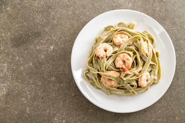 pasta fettuccini de espinacas con camarones