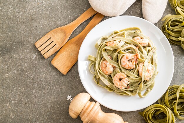 pasta fettuccini de espinacas con camarones