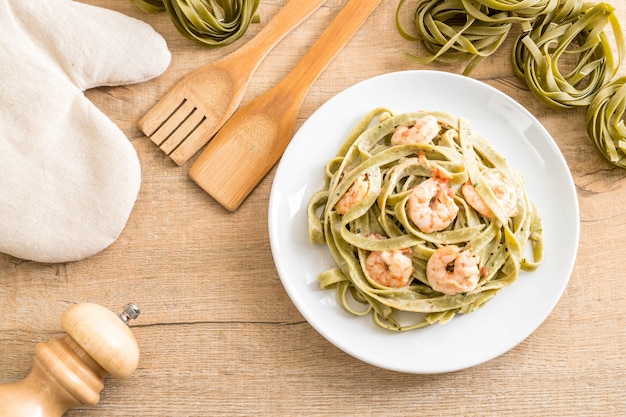 pasta fettuccini de espinacas con camarones