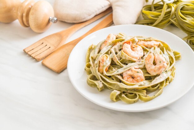 Pasta Fettuccini De Espinacas Con Camarones