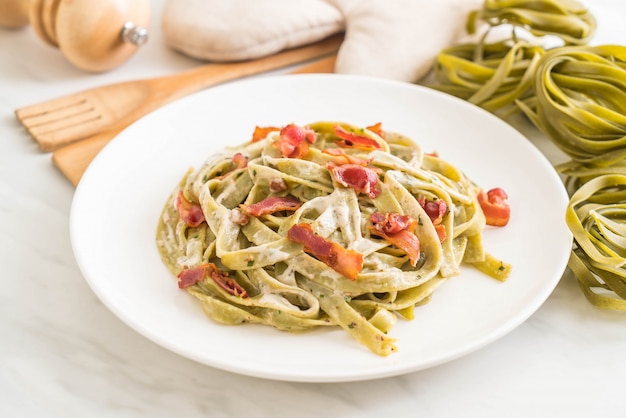 pasta fettuccini de espinacas con tocino