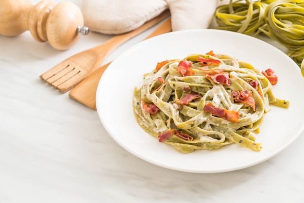 Foto pasta fettuccini de espinacas con tocino