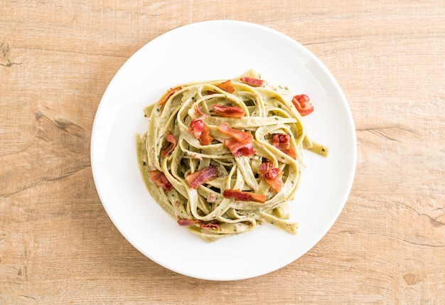 Pasta Fettuccini De Espinacas Con Tocino