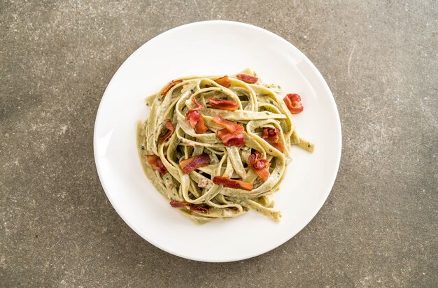 pasta fettuccini de espinacas con tocino